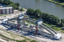 909170 Luchtfoto van de in aanbouw zijnde nieuwe spoorbrug over het Amsterdam-Rijnkanaal in de spoorlijn ...